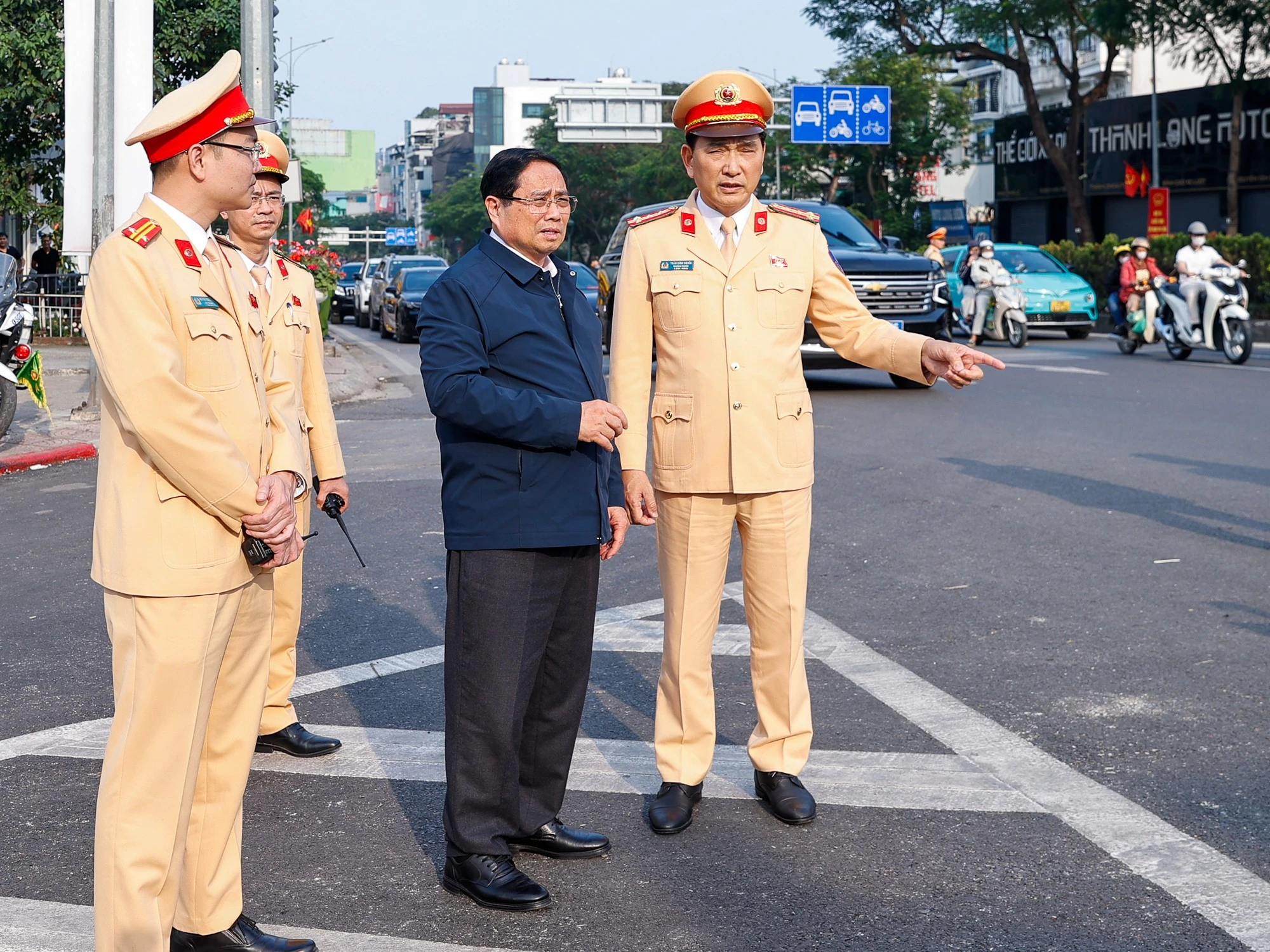 Thủ tướng Phạm Minh Chính thăm, động viên lực lượng giao thông và an ninh mạng dịp Tết