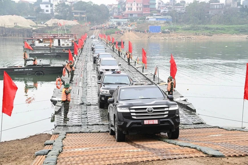 Thủ Tướng Biểu Dương Tinh Thần 'Thần Tốc' Của Bộ Quốc Phòng Trong Việc Bắc Cầu Phao Sông Lô
