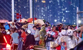 Mưa lớn bất chợt, người dân TPHCM chờ xem pháo hoa phải di chuyển