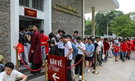 Người dân xếp hàng dài chờ vào tham quan Dinh Độc Lập