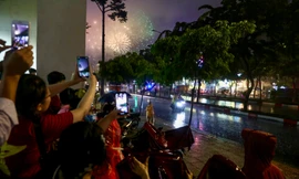 Mưa mù mịt, người dân TPHCM tiếc nuối không xem trọn vẹn màn pháo hoa