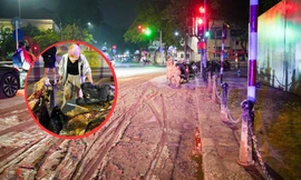 Bùn đất văng xuống đường, nhiều người đi xe máy trượt ngã