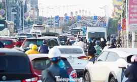 Hà Nội: Cửa ngõ phía Đông kẹt cứng, dòng xe nối dài lên cầu Vĩnh Tuy