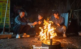Người Hà Nội đốt lửa sưởi ấm trong đêm lạnh 12 độ C