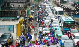 Hà Nội chìm trong mưa lạnh, đường phố kẹt cứng từ sáng sớm