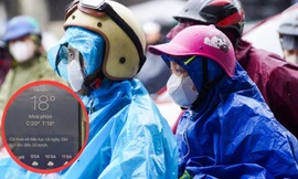 Người Hà Nội co ro trong mưa lạnh 18°C sáng đầu tuần