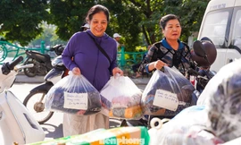 Người Hà Nội gom hàng chục tấn hàng cứu trợ, tiếp sức miền Trung sau lũ
