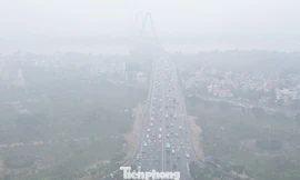 Hà Nội sương giăng kín lối, xe ôtô bật đèn giữa ban ngày