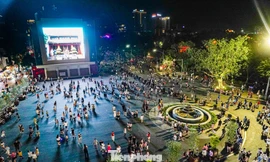 Quảng trường Đông Kinh Nghĩa Thục đông nghẹt người tối cuối tuần