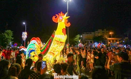 Biển người đổ về thành cổ Sơn Tây dự lễ rước đèn Trung thu khổng lồ