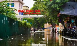 Hà Nội mưa xối xả, nhiều tuyến phố thành 'biển nước'