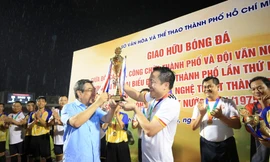 Trận đấu giữa đội bóng lãnh đạo TPHCM và nghệ sĩ quyên góp được 2 tỷ đồng