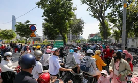 Chật vật tìm chỗ gửi xe khi đi metro TPHCM