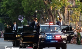 Người dân trầm trồ khi thấy Cảnh sát đặc nhiệm đu dây, biểu diễn mô tô đặc chủng