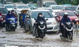 Hà Nội: Đường Võ Chí Công ngập từ đêm đến sáng, giao thông ùn tắc kéo dài 