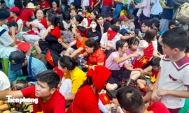 Đùm cơm nắm, 'bày cỗ' trên vỉa hè chờ xem tổng hợp luyện diễu binh, diễu hành