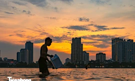 Hà Nội nóng như 'chảo lửa', người dân ra sông Hồng, Hồ Tây bơi giải nhiệt