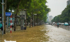 Trời nắng đẹp, người dân vẫn phải dắt xe giữa 'biển nước' trên đường Võ Chí Công