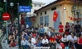 Xếp hàng giữ chỗ hơn một ngày để xem tổng duyệt diễu binh, diễu hành