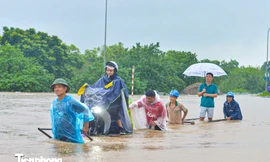 Ùn dài hàng km trên Đại lộ Thăng Long, dịch vụ kéo xe qua khu vực ngập lụt 'đắt khách'