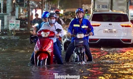 Triều cường đạt đỉnh, nhiều tuyến đường ở TPHCM hóa sông 