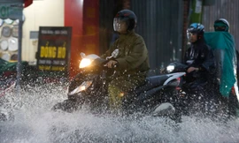 Đường biến thành sông sau mưa lớn kéo dài tại TPHCM