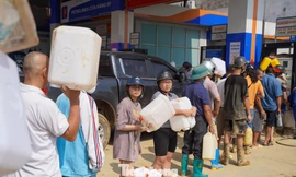Thái Nguyên: Người dân xếp hàng dài, mang can nhựa đi mua xăng... để chạy máy phát