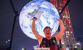 Người Hà Nội 'phát sốt' với mô hình Trái Đất lơ lửng bên Hồ Tây 