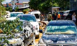 Ô tô nằm la liệt giữa bùn lũ ở Thái Nguyên