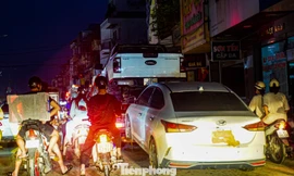 Ô tô ngập khắp phố, cứu hộ Thái Nguyên trắng đêm ‘vớt’ xe sau lũ