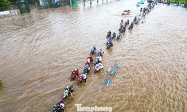 Xe máy ‘rẽ sóng’ giữa phố, tìm đường lên cao tốc tránh ngập tại Hà Nội