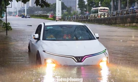 Hà Nội phố thành sông, giao thông tê liệt, xe máy 'rồng rắn' leo cao tốc giữa biển nước