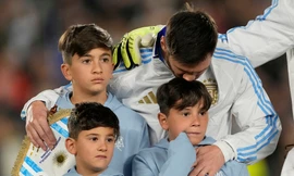 Messi bật khóc trong trận sân nhà cuối cùng với tuyển Argentina