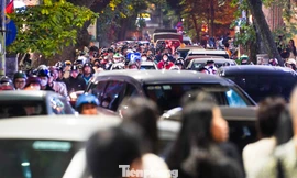 Người dân đổ về phố cổ đêm Noel, nhiều tuyến đường ùn tắc kéo dài