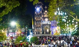 Biển người đổ về Nhà thờ Lớn đón Giáng sinh sớm