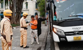 Liên tiếp xe khách dừng đỗ trái phép ở phố cổ, CSGT Hà Nội lập tức vào cuộc