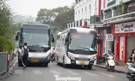 Xe khách cỡ lớn chiếm trọn mặt đường, bất chấp giờ cấm ở phố cổ Hà Nội