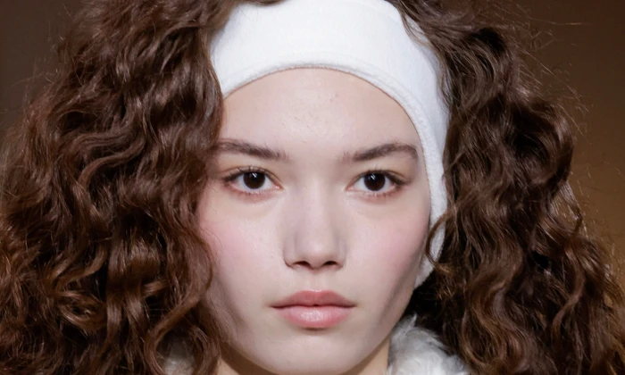 Trang điểm phong cách Sleeping Beauty: Sự sang trọng hóa của makeup Clean Girl