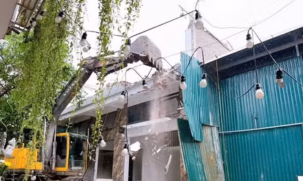 Đám cháy phát triển nhanh, có nguy cơ lan sang các khu vực kho chứa và các cơ sở kinh doanh lân cận.