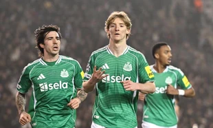 Gordon ghi 'poker', Newcastle chơi tennis trên sân Qarabag