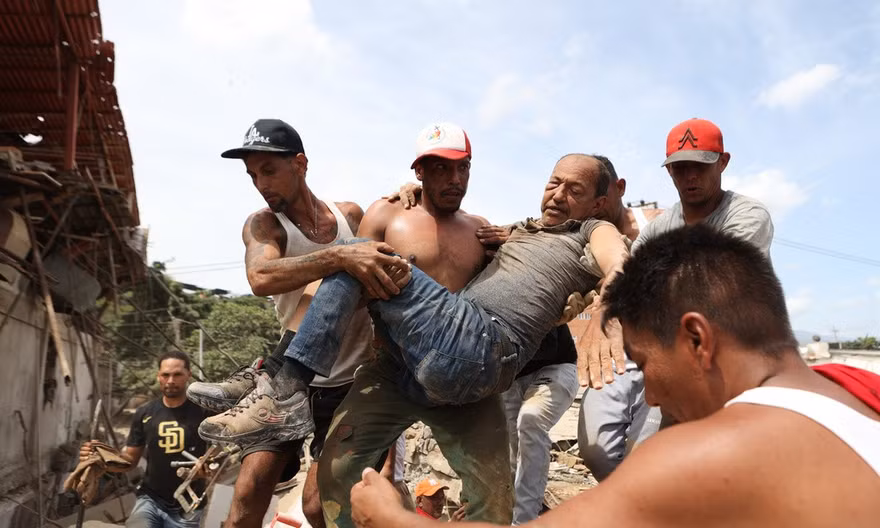 Venezuela căng mình giành sự sống dưới đống đổ nát, nhiều nước khẩn cấp hỗ trợ
