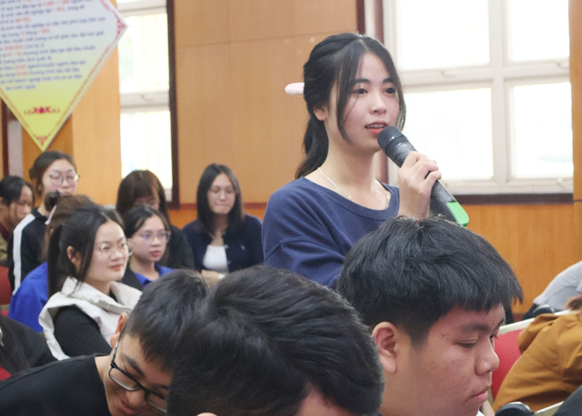 Sinh viên giao lưu cùng diễn giả.