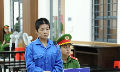 Tạt cồn đốt hàng xóm, người phụ nữ lĩnh 9 năm tù