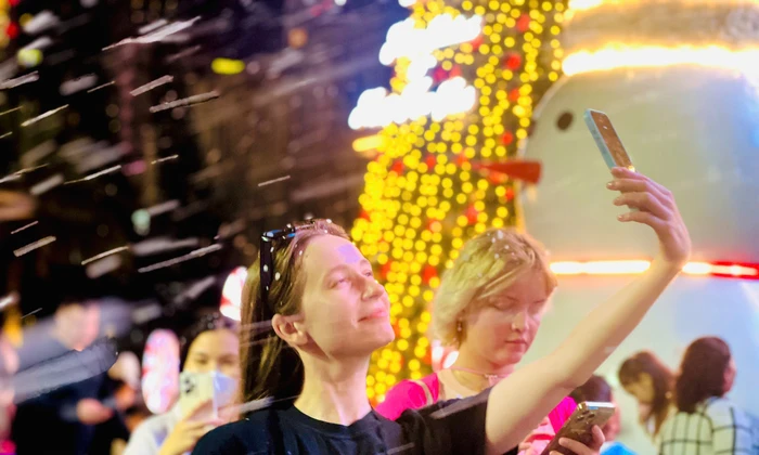 Ngắm 'tuyết rơi' giữa lòng phố biển Nha Trang dịp Giáng sinh