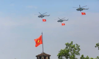 Trực thăng treo cờ bay qua Ba Đình, tiêm kích nhào lộn giữa trời Hà Nội 