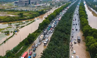Đường gom Đại lộ Thăng Long 'hóa sông', ùn tắc dài hàng km