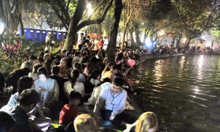 Biển người đổ về Hồ Gươm đón thời khắc chuyển giao năm mới Bính Ngọ 2026