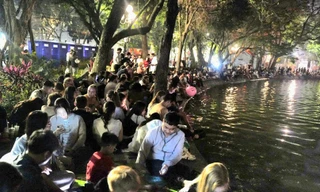 Biển người đổ về Hồ Gươm đón thời khắc chuyển giao năm mới Bính Ngọ 2026