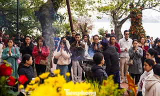 Phủ Tây Hồ đông nghịt người đi tạ lễ trưa Rằm tháng Chạp