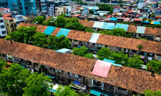 Khu tập thể cũ xuống cấp, người dân nép sát tường vẫn sợ vữa rơi